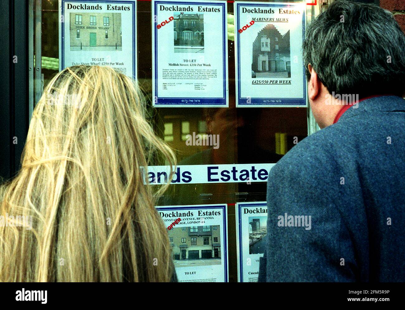 Docklands Estates, Agente Immobiliare - Aprile 2001 immobili, a Let, pubblicizzati nella finestra. Foto Stock