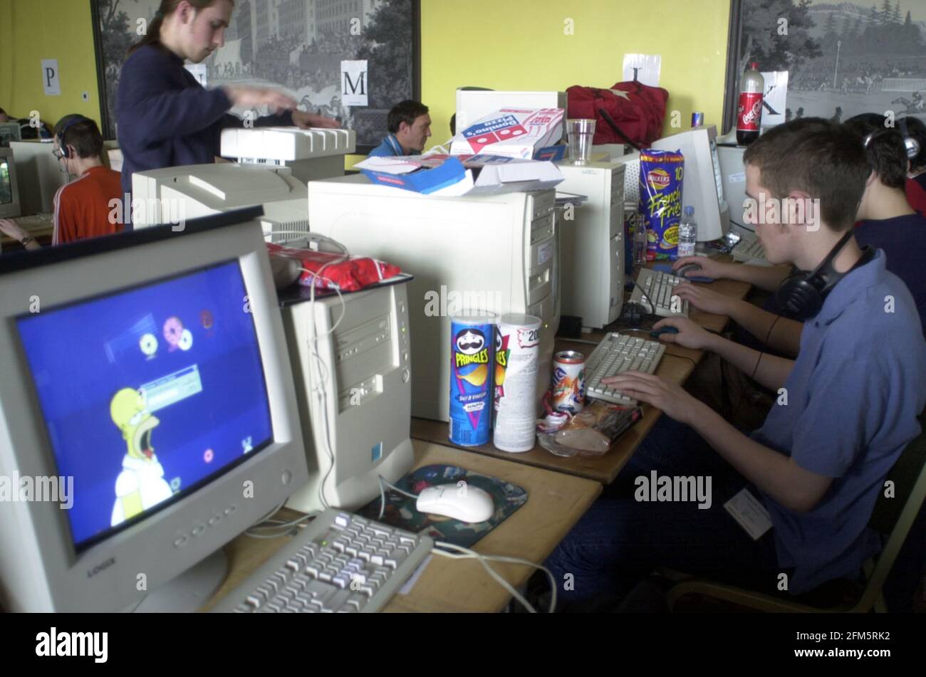 Concorso di giochi per computer Newbury Aprile 2001 concorrenti che partecipano a. Il concorso di giochi per computer all'ippodromo di Newbury Foto Stock