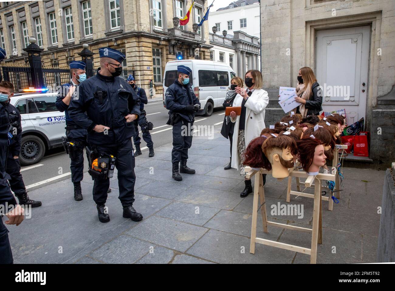 La polizia interviene a una protesta dei parrucchieri al di fuori di una sessione plenaria della camera al parlamento federale a Bruxelles, giovedì 06 maggio 2021. BELGA Foto Stock