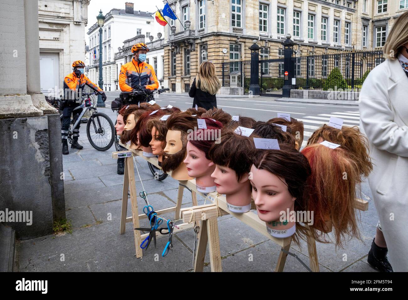 La polizia interviene a una protesta dei parrucchieri al di fuori di una sessione plenaria della camera al parlamento federale a Bruxelles, giovedì 06 maggio 2021. BELGA Foto Stock