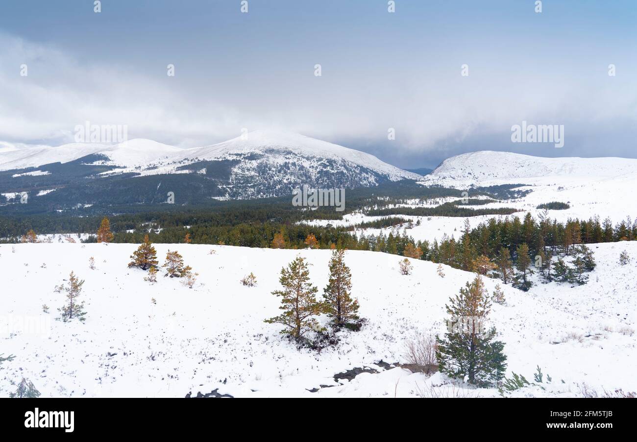 Aviemore, Scozia, Regno Unito. 6 maggio 2021. Le forti nevicate notturne nel Cairngorms National Park hanno dato un'occhiata instagionale al paesaggio. Gli appassionati di alpinismo hanno ottenuto il massimo dalle condizioni nonostante le seggiovie fossero chiuse. Ciò significava lunghe passeggiate sulle piste prima di sciare in discesa. PIC; Paesaggio del Parco Nazionale di Cairngorms. Iain Masterton/Alamy Live News Foto Stock