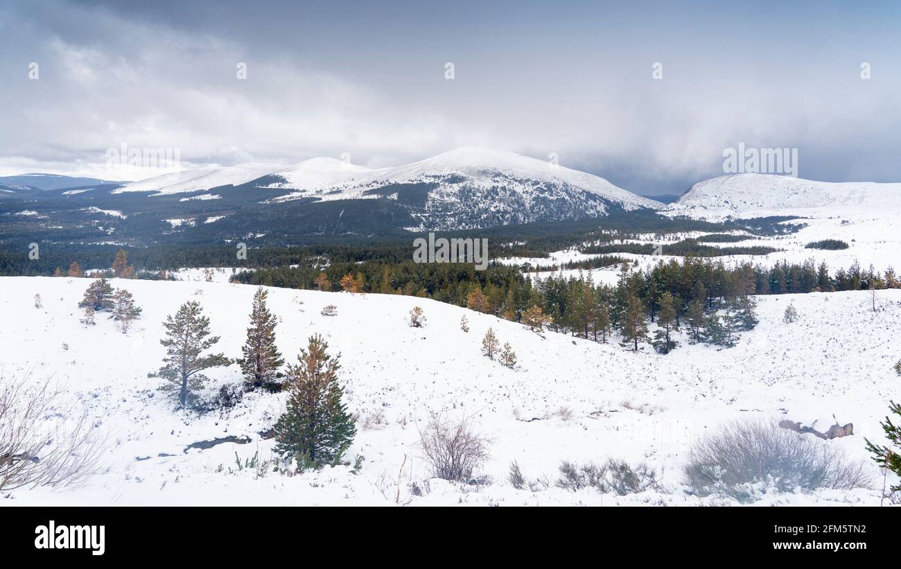 Aviemore, Scozia, Regno Unito. 6 maggio 2021. Le forti nevicate notturne nel Cairngorms National Park hanno dato un'occhiata instagionale al paesaggio. Gli appassionati di alpinismo hanno ottenuto il massimo dalle condizioni nonostante le seggiovie fossero chiuse. Ciò significava lunghe passeggiate sulle piste prima di sciare in discesa. PIC; Paesaggio del Parco Nazionale di Cairngorms. Iain Masterton/Alamy Live News Foto Stock