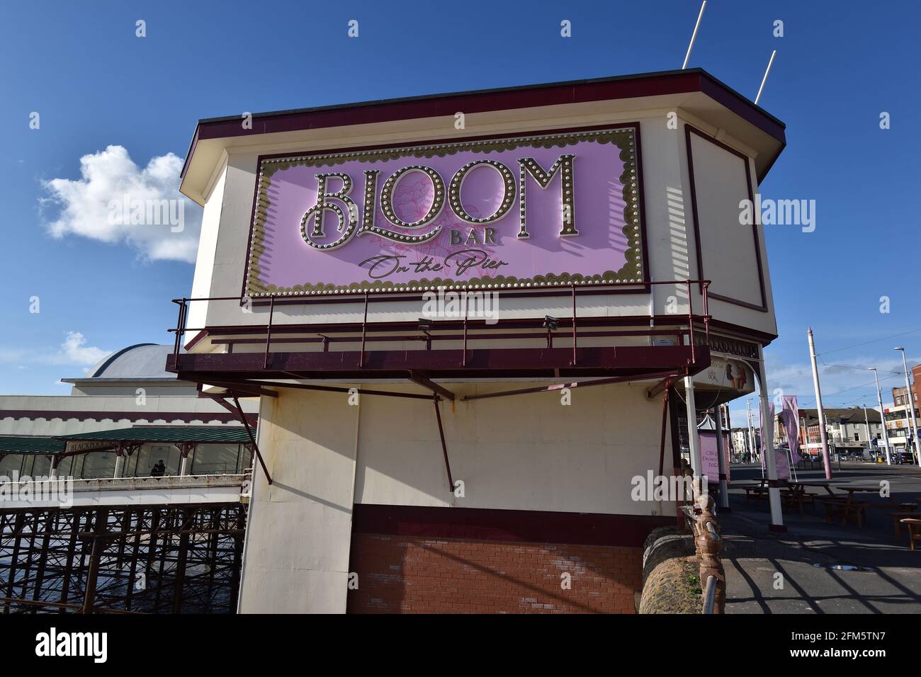 North Pier Blackpool, segnaletica per il nuovo Bloom Bar situato sul molo, aperto nel 2021. Foto Stock