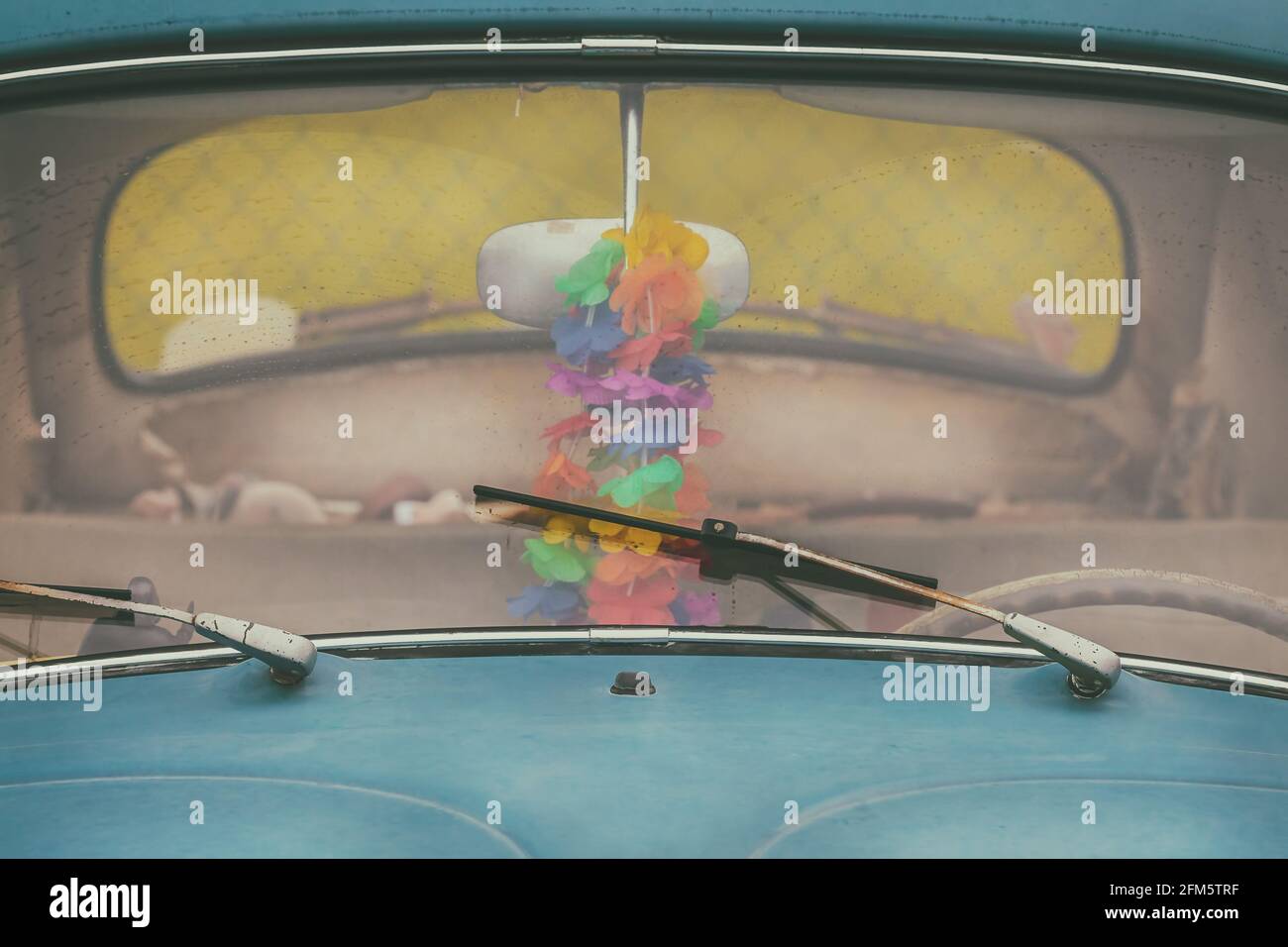 La finestra anteriore di una vecchia auto blu sporca con arrugginita tergicristalli Foto Stock
