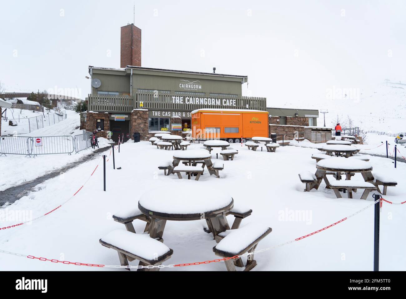 Aviemore, Scozia, Regno Unito. 6 maggio 2021. Le forti nevicate notturne nel Cairngorms National Park hanno dato un'occhiata instagionale al paesaggio. Gli appassionati di alpinismo hanno ottenuto il massimo dalle condizioni nonostante le seggiovie fossero chiuse. Ciò significava lunghe passeggiate sulle piste prima di sciare in discesa. PIC; Cairngorm Cafe non occupato nella neve. Iain Masterton/Alamy Live News Foto Stock