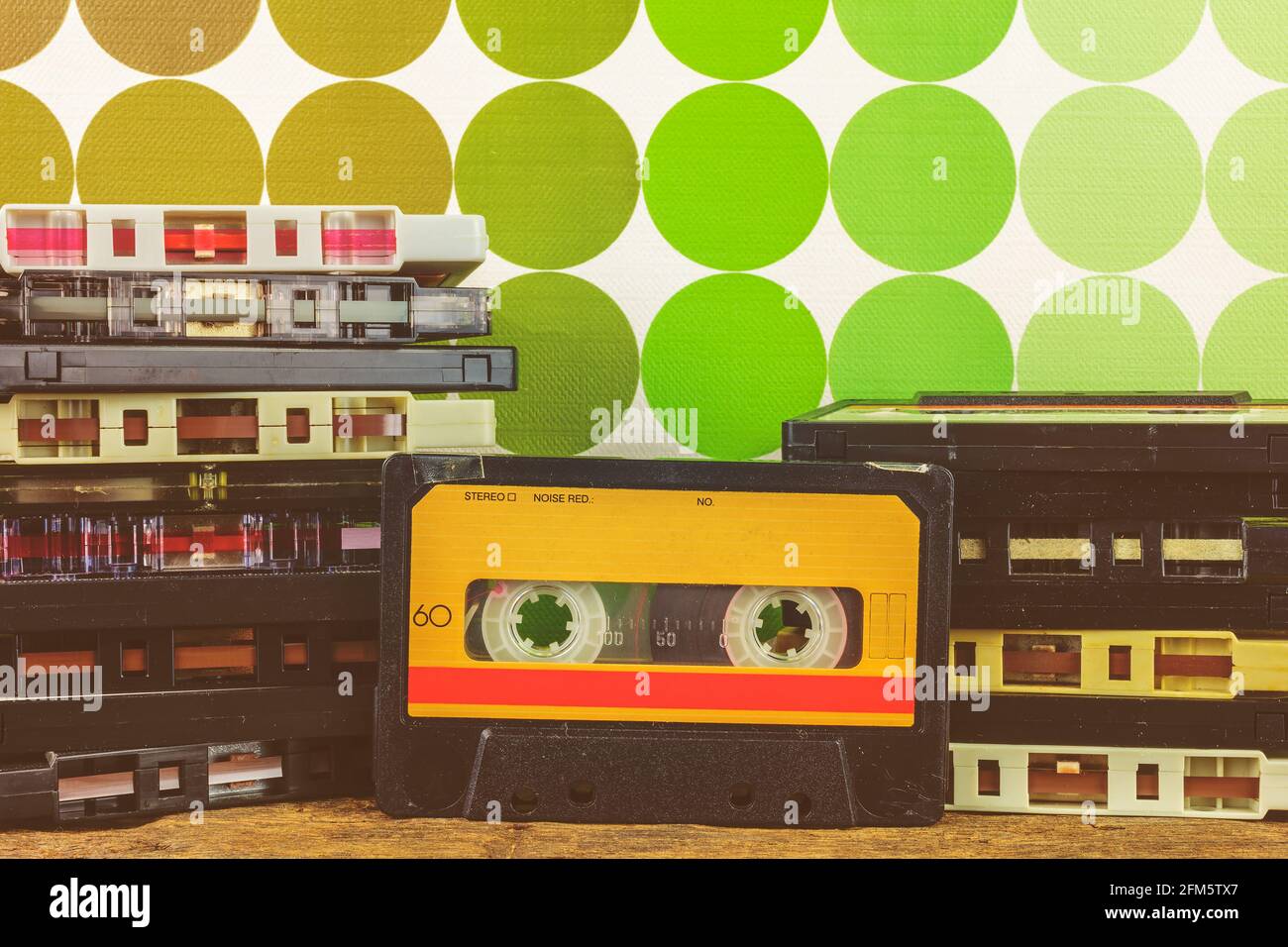 Immagine in stile retrò di cassette audio compatte vintage su un tavolo di legno Foto Stock