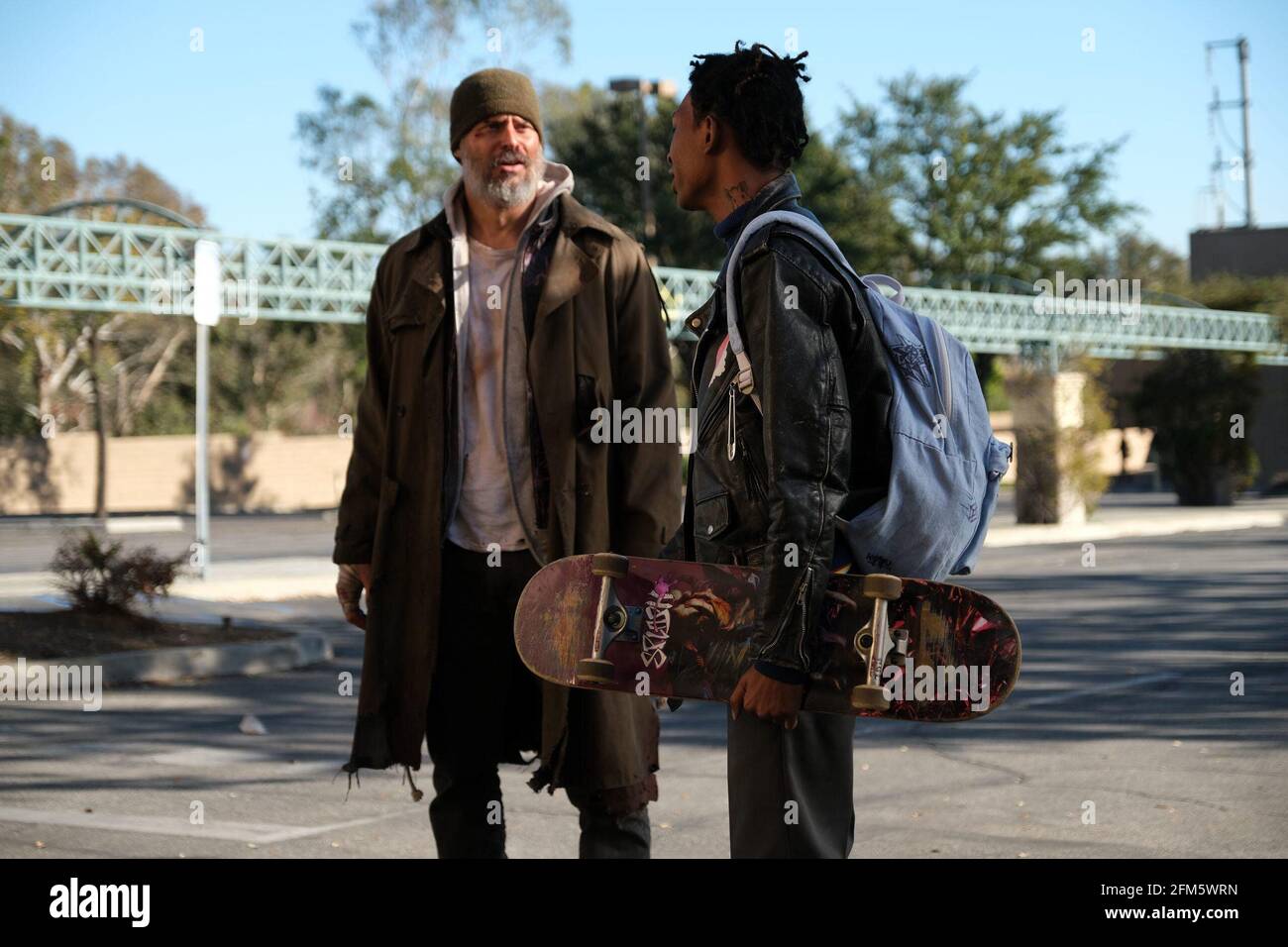 JOE MANGANIELLO e SKYLAN BROOKS in ARCHENEMY (2020), diretto da ADAM EGYPT MORTIMER. Credito: SpecterVision / Album Foto Stock