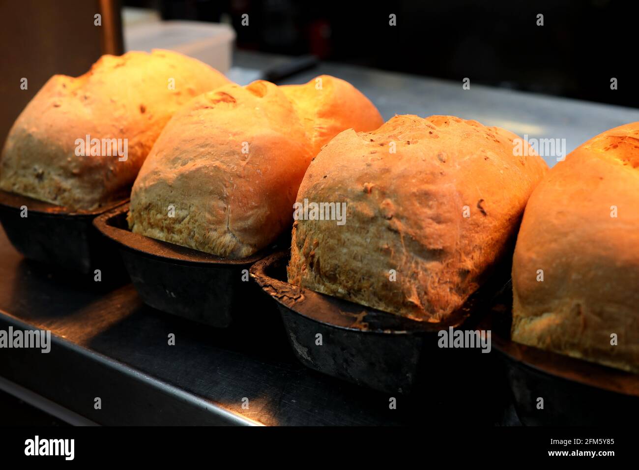 Pane appena sfornato fatto in una cucina in un pub nel Sussex occidentale, Regno Unito. Foto Stock