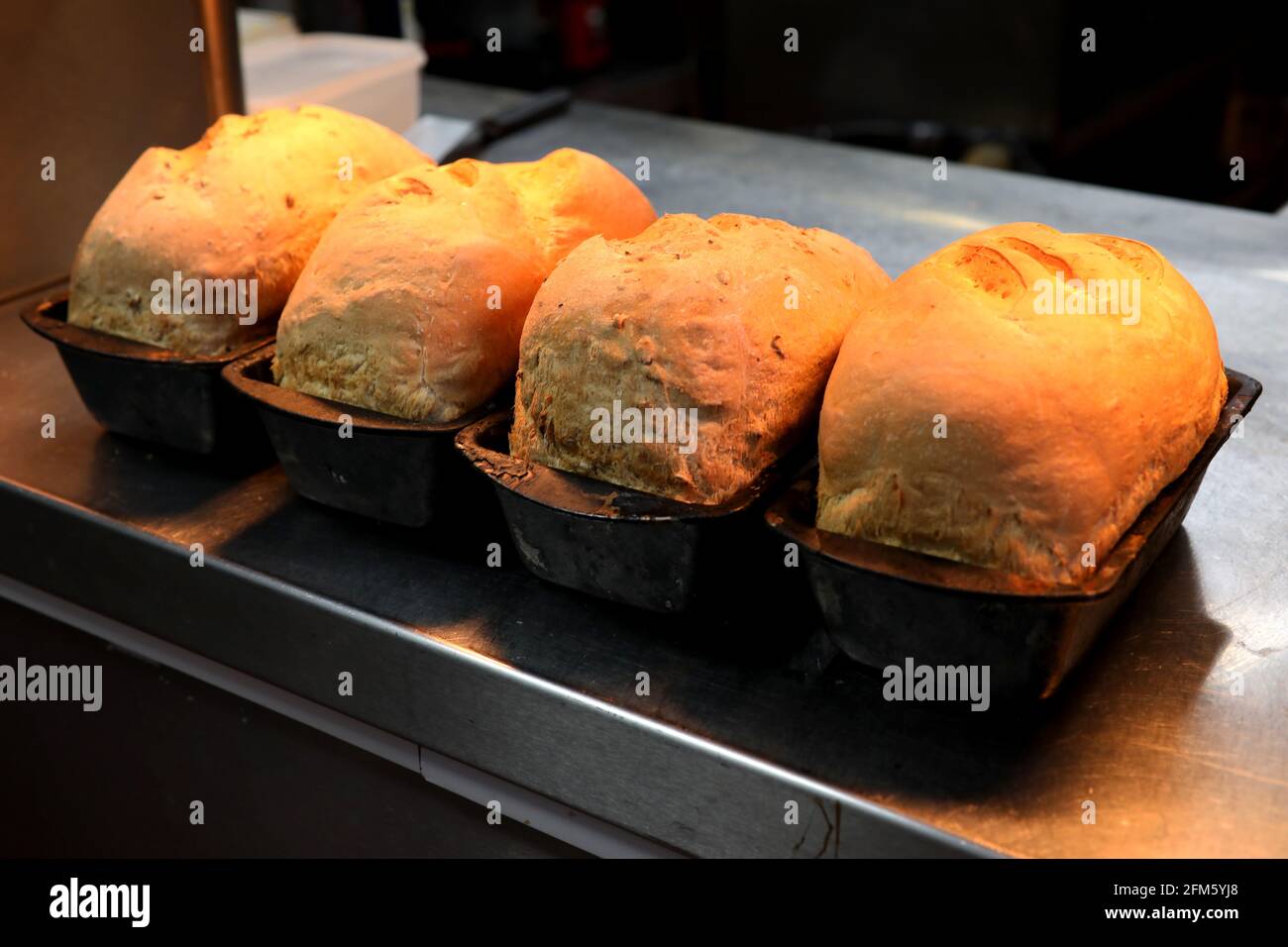 Pane appena sfornato fatto in una cucina in un pub nel Sussex occidentale, Regno Unito. Foto Stock