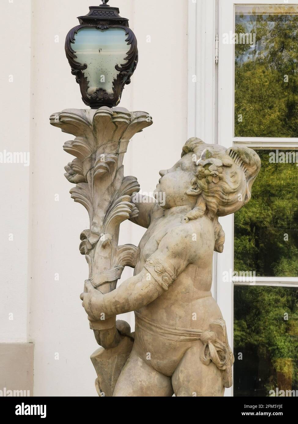 Varsavia, Polonia - Palazzo sull'isola, Lazienki krolewskie, Royal Lazienki; sculture intorno all'edificio, architettura interna e natura Foto Stock