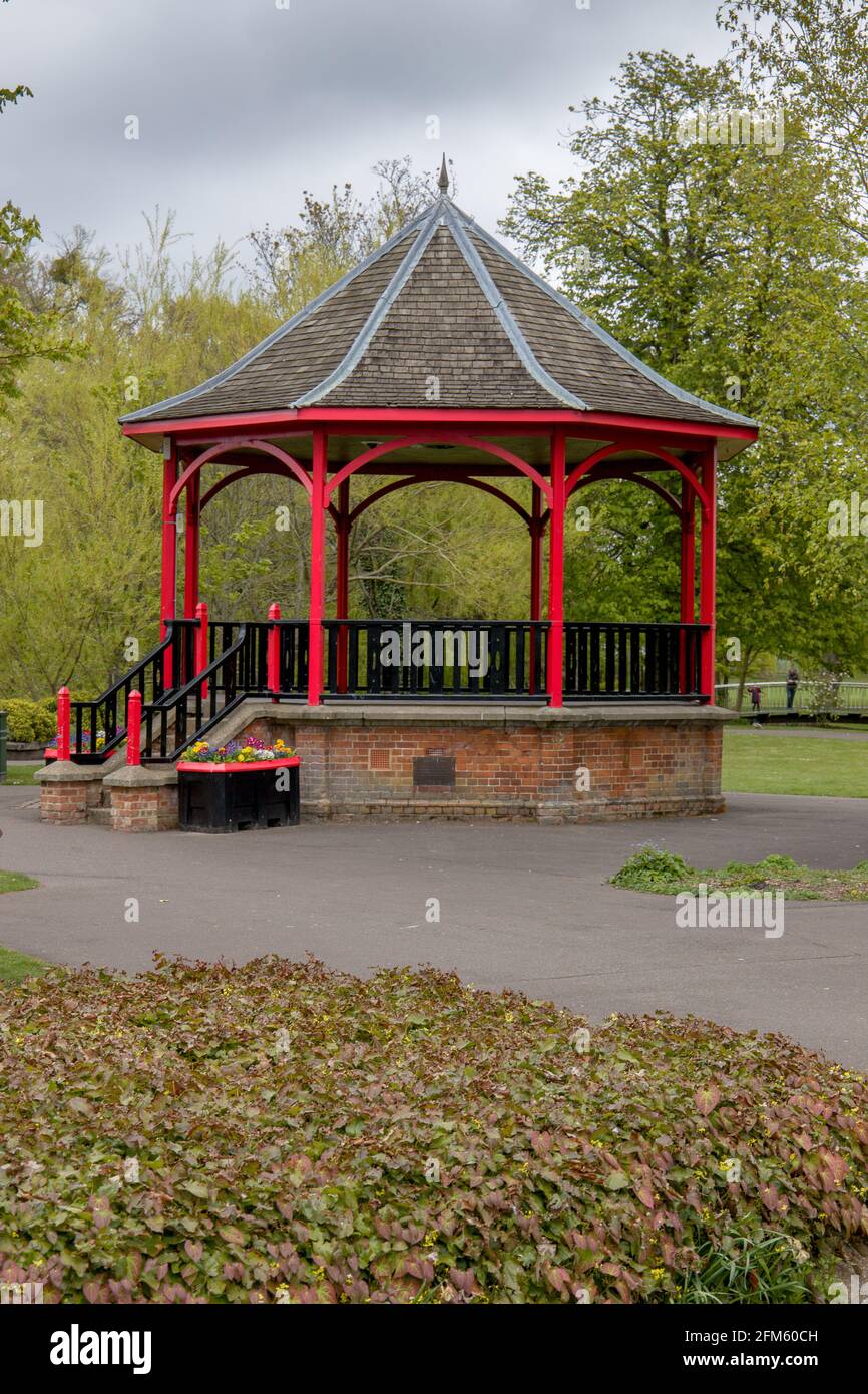 La band si trova nelle passeggiate viste sotto il cielo sovrastato a Kings Lynn, Norfolk. Foto Stock