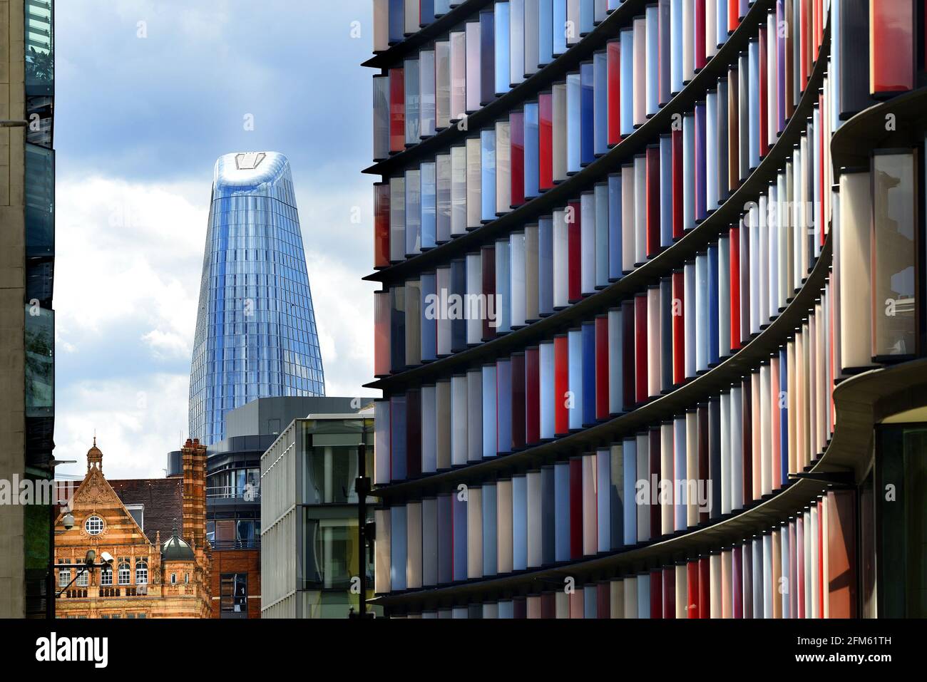 Londra, Inghilterra, Regno Unito. Un Blackfriars / il Boomerang (blocco di appartamenti) visto da Old Bailey - Mizuho Bank edificio sulla destra Foto Stock