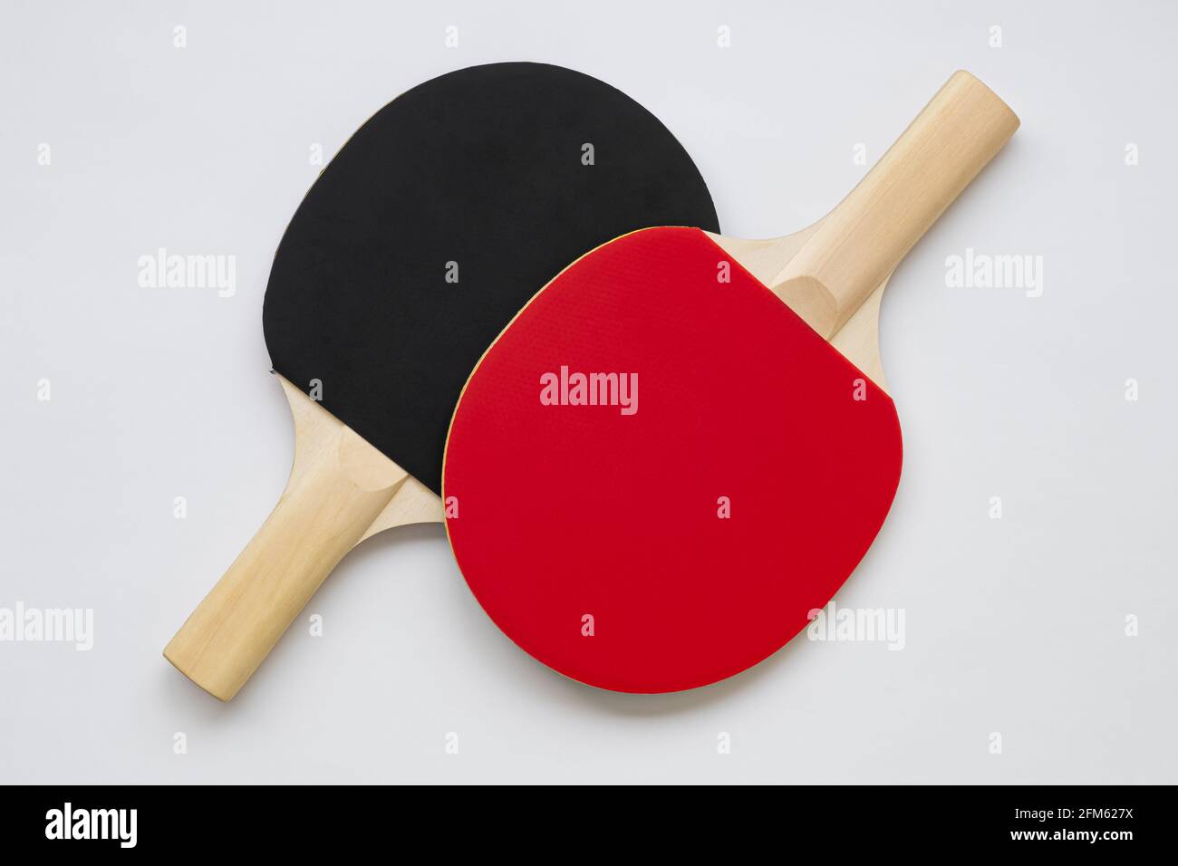 Racchetta da ping pong su sfondo bianco, con gomma rovesciata, colori nero  e rosso Foto stock - Alamy
