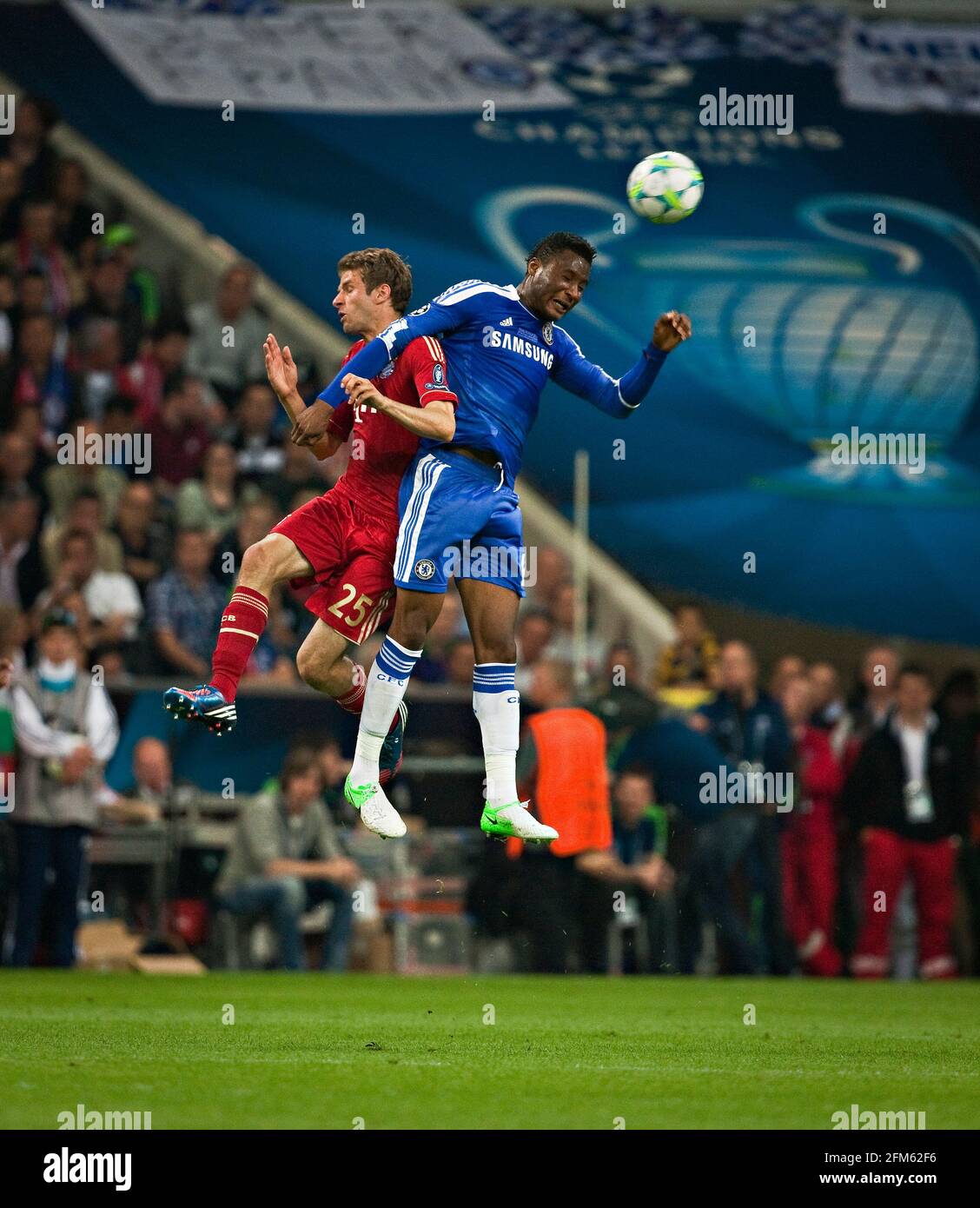 München 19.05.2012, Fußball Thomas Mueller (FCB), John OBI Mikel (Londra) FC Bayern München - FC Chelsea London Copyright (nur für journalistische ZW Foto Stock