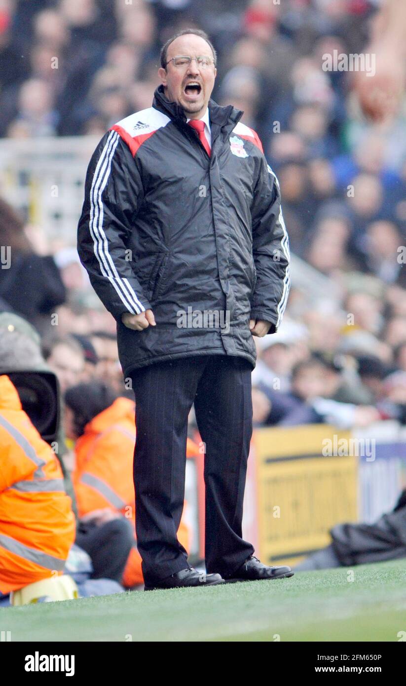 FULHAM V LIVERPOOL 19/4/2008. IL DIRETTORE DI LIVERPOOL RAFAEL BENITEZ HA RITRATTO DAVID ASHDOWN Foto Stock