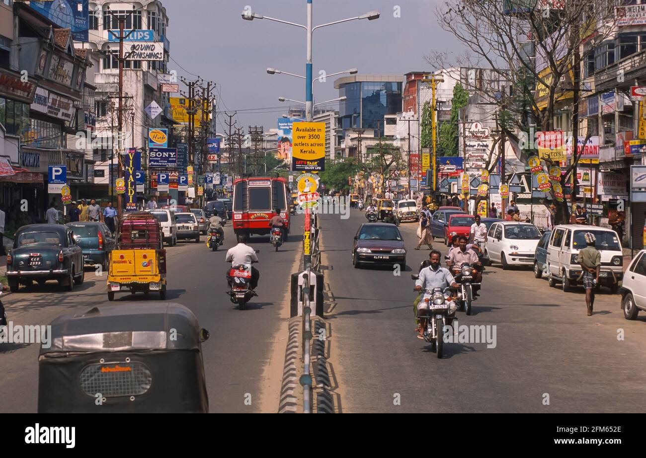 COCHIN, KERALA, INDIA - traffico sulla strada Mahatma Gandhi nella città di Cochin, distretto di Ernakulam. Foto Stock