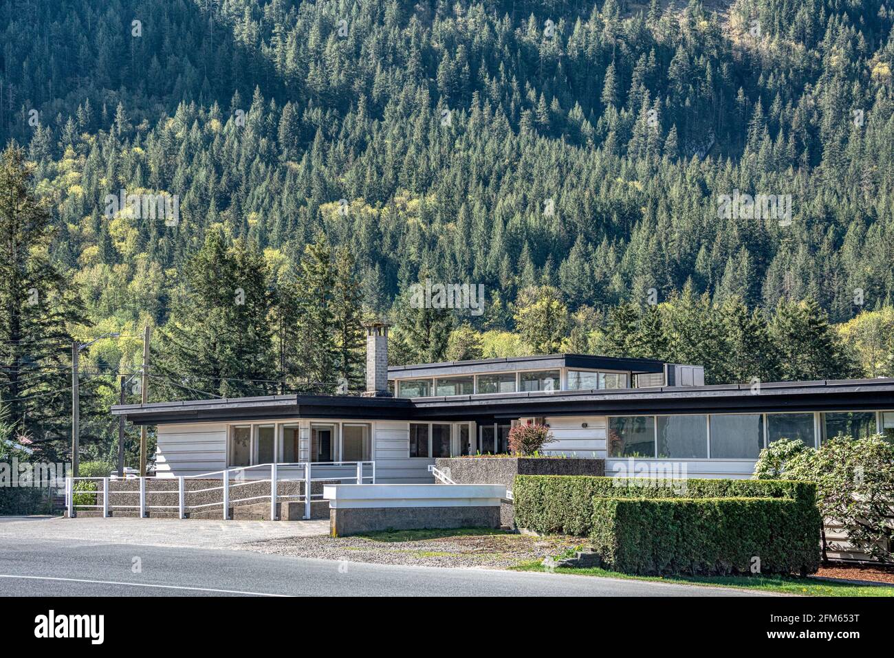 Un quartiere perfetto. Edificio di uffici su fondo pendio di montagna Foto Stock