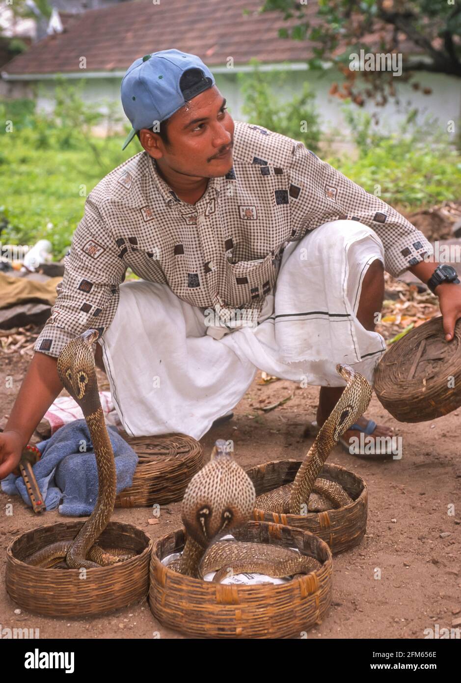 KERALA, INDIA - Snake charmer con le cobra difese. Foto Stock