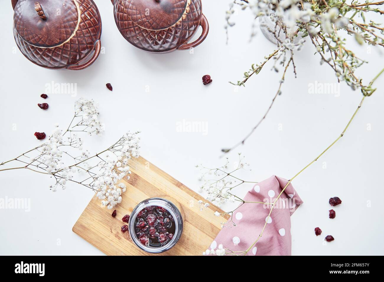 Miele fermentato sano prodotto con mirtillo rosso, probiotici. Conservante alimentare a casa, accogliente, sfondo rustico. Delizioso concetto di ricetta. Cibo antivirale. Foto Stock