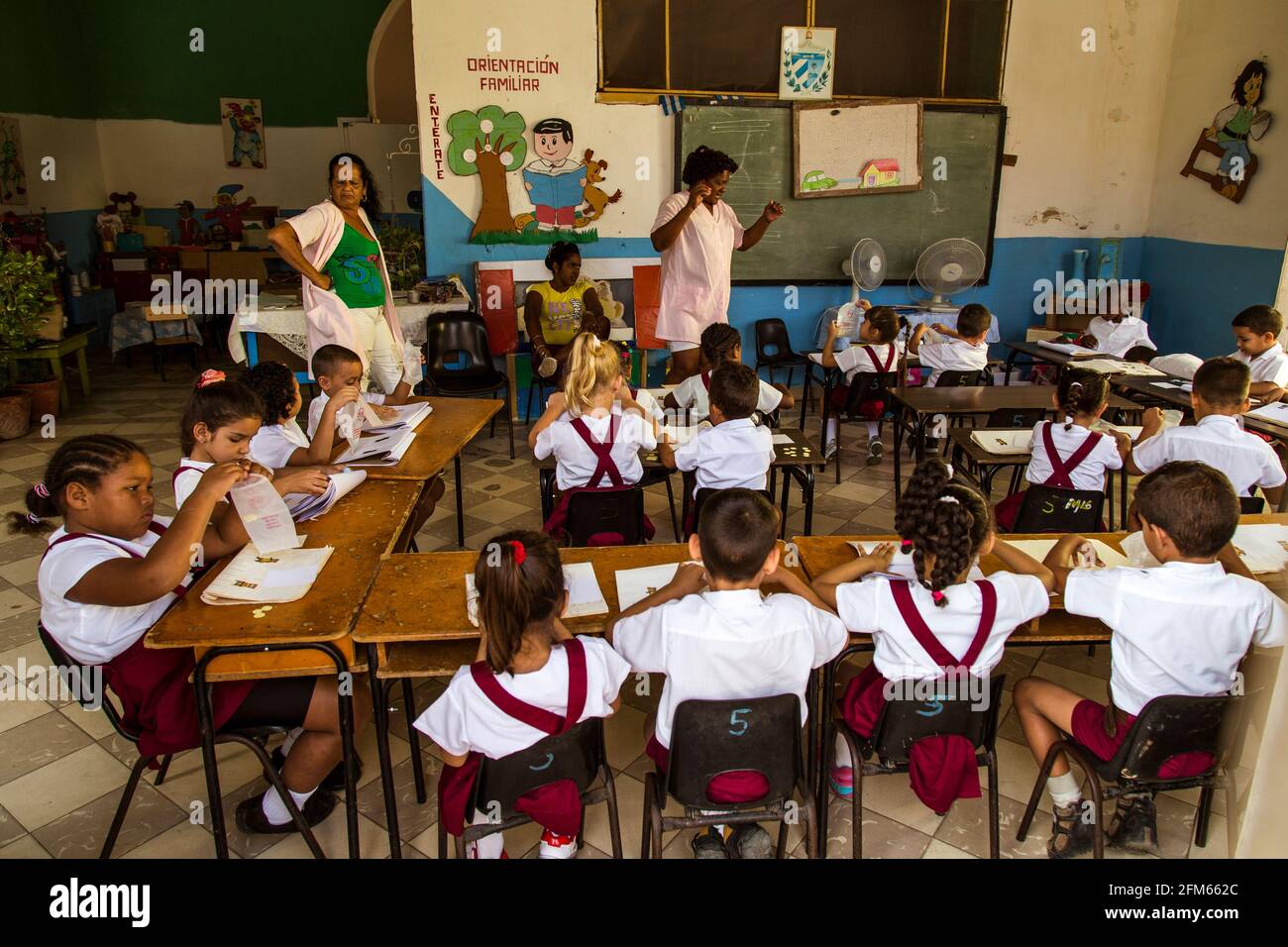 Bambini a scuola a Trinidad, la bella città di Cuba mentre stanno studiando Foto Stock