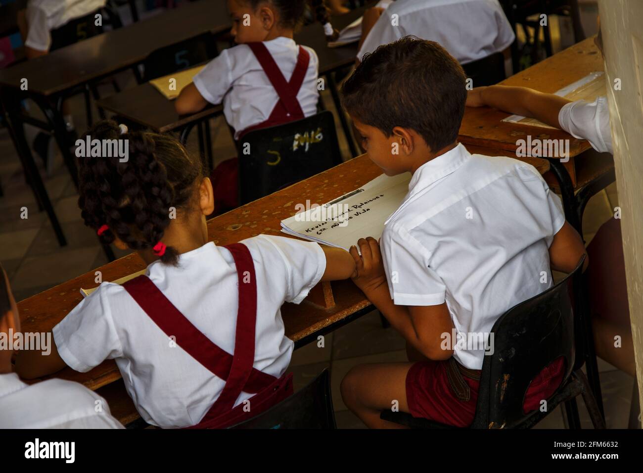 Bambini a scuola a Trinidad, la bella città di Cuba mentre stanno studiando Foto Stock