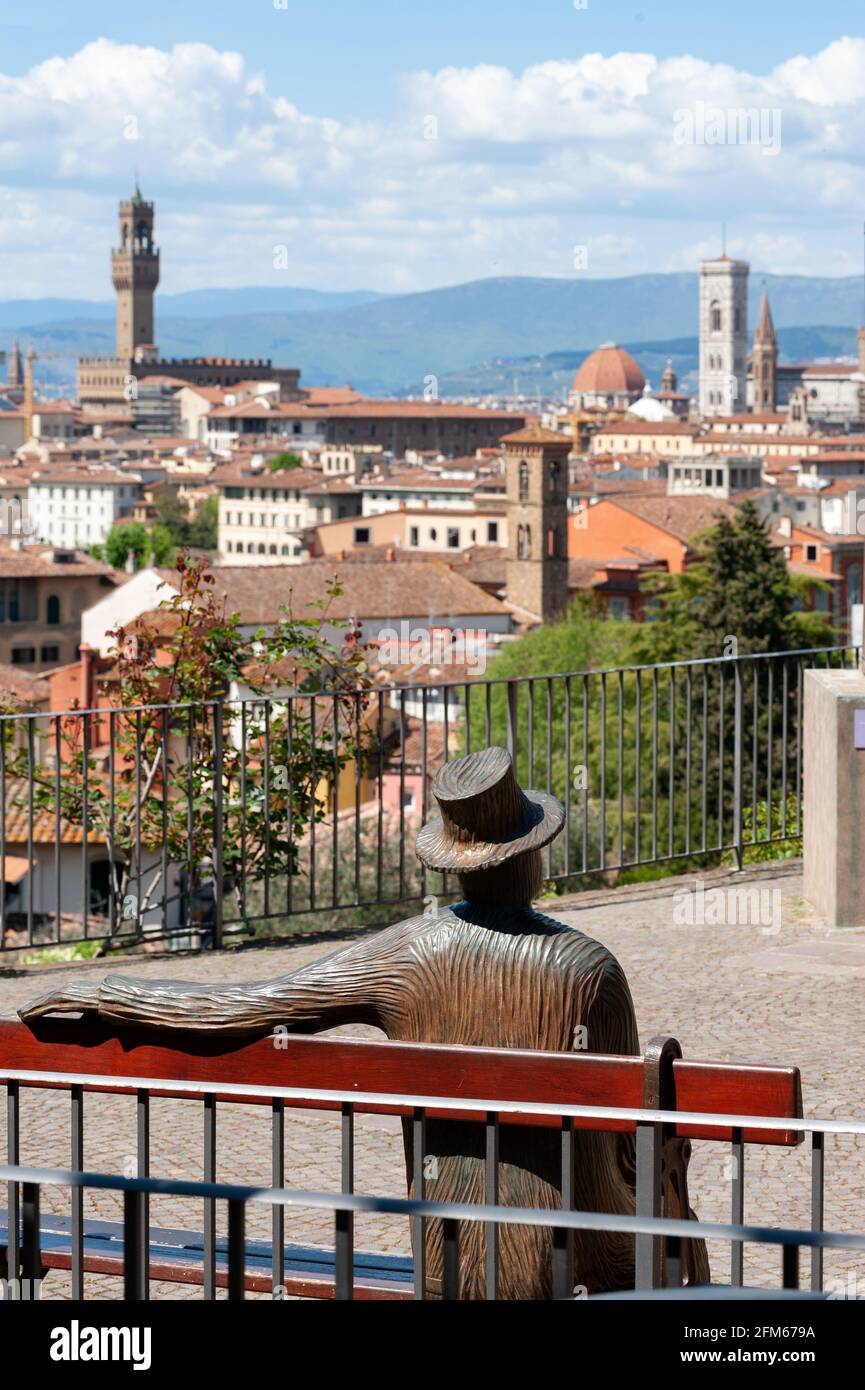 Una delle sculture di Jean-Michel Folon al Giardino delle Rose. Paesaggio urbano sullo sfondo. Foto Stock