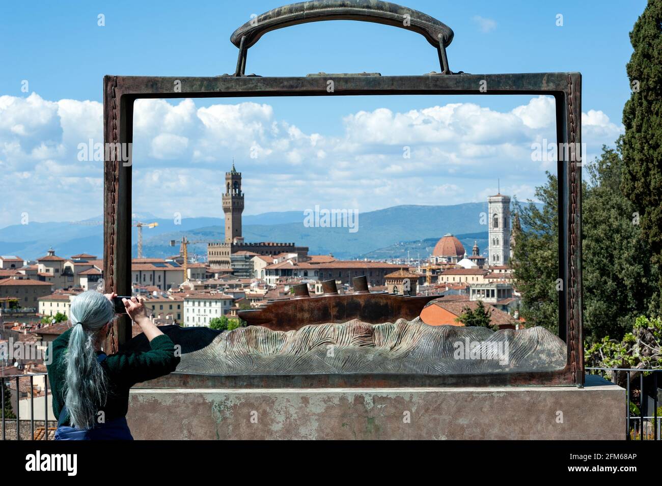 Donna scatta una fotografia della città attraverso una scultura di Jean-Michel Folon al Giardino delle Rose. Vista mozzafiato sulla città. Foto Stock
