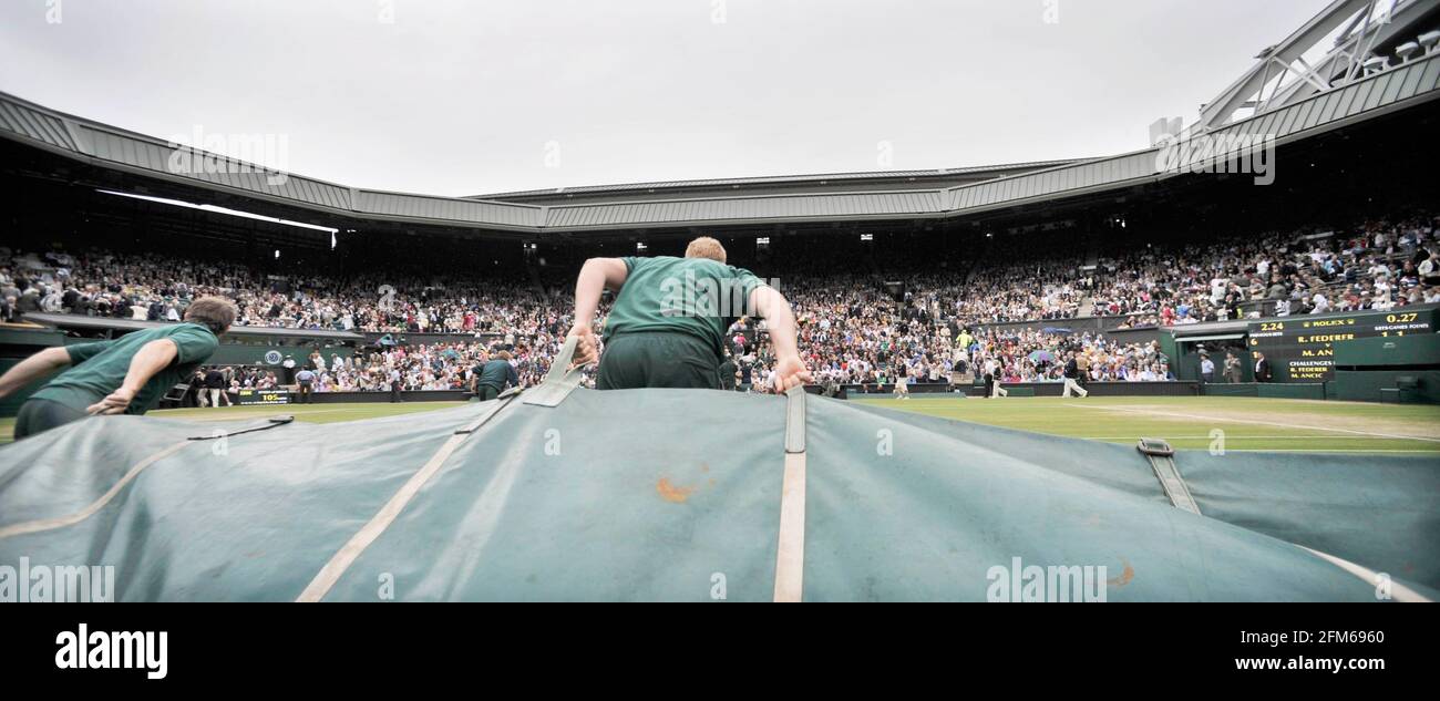 WIMBLEDON CAMPIONATI DI TENNIS 2008. 9° GIORNO 2/7/2008 MENS QUATER-FINAL. RODGER FEDERER DURANTE LA SUA PARTITA CON MARIO ANCIC. LA PIOGGIA INTERROMPE IL GIOCO. IMMAGINE DAVID ASHDOWN Foto Stock