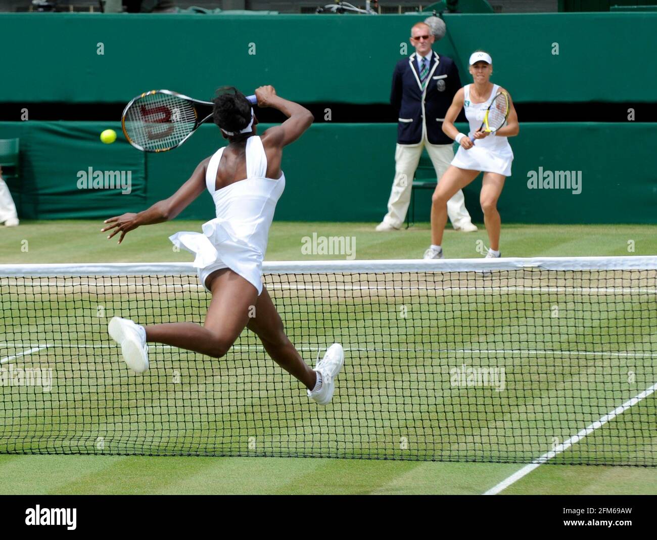 WIMBLEDON CAMPIONATI DI TENNIS 2008. 9° GIORNO 2/7/2008 SEMI-FINALE FEMMINILE. V.WILLIAMS V E.DEMENTIEVA. IMMAGINE DAVID ASHDOWN Foto Stock