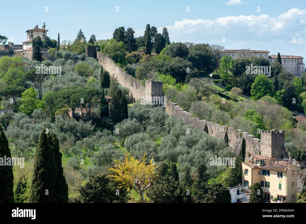 Le antiche mura cittadine di Firenze, nei pressi di Forte Belvedere. Foto Stock