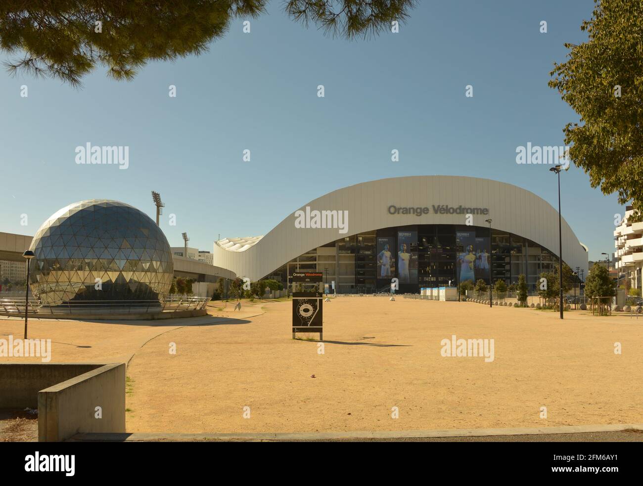 Edome dell'impianto di trattamento delle acque di fronte al Ingresso allo stadio del velodromo di Marsiglia Foto Stock