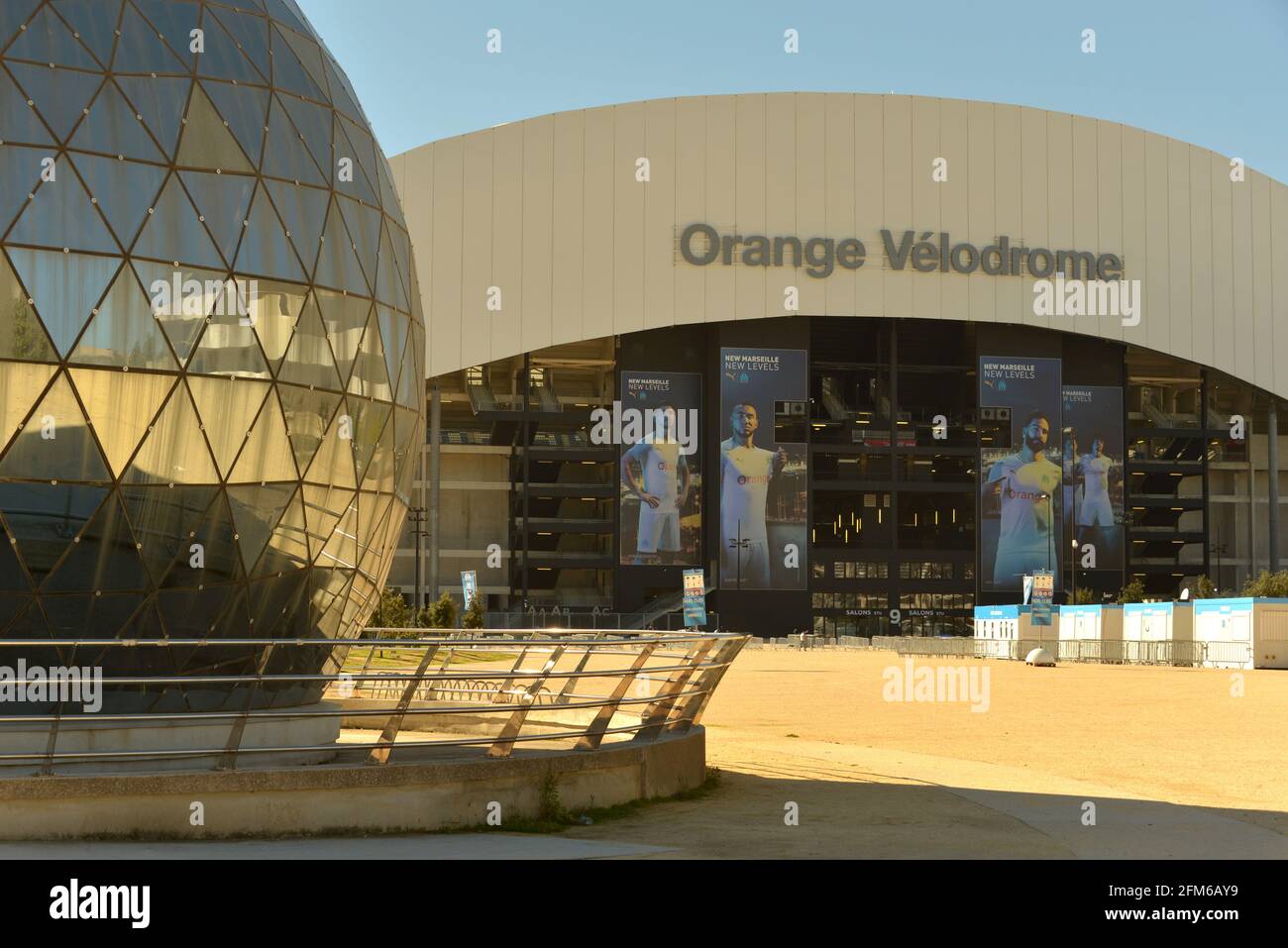 Cupola dell'impianto di trattamento delle acque di fronte al Ingresso allo stadio del velodromo di Marsiglia Foto Stock