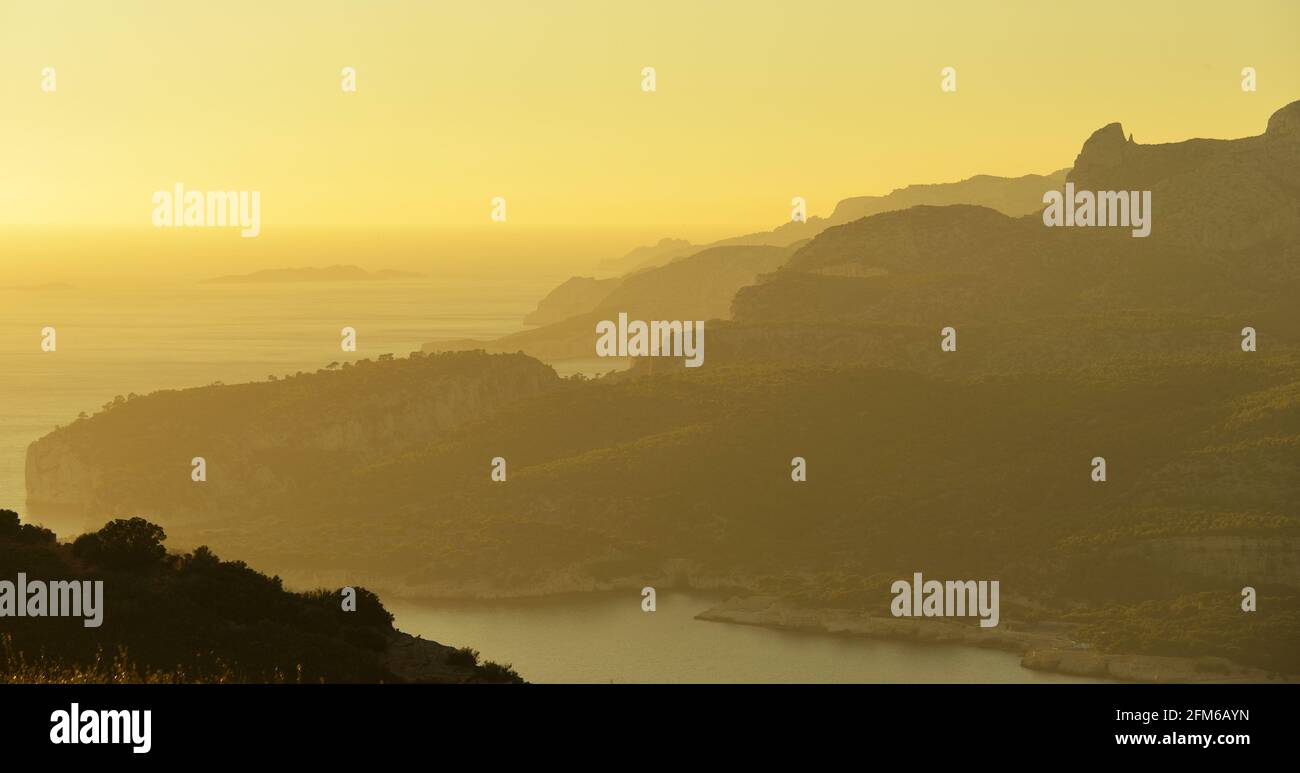 Tramonto sulle insenature di Cassis Foto Stock