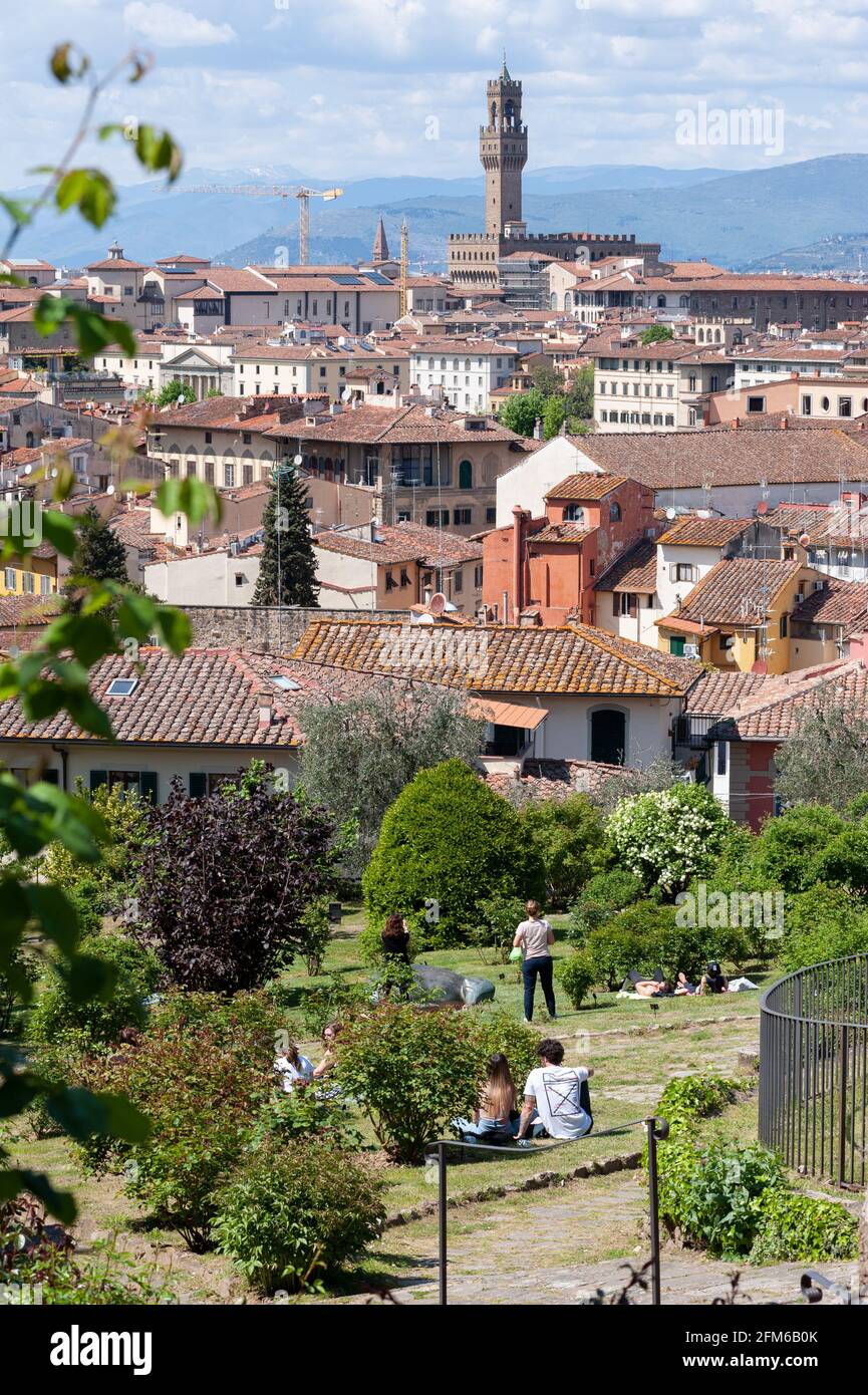 Persone al Giardino delle Rose, seduto sul prato, in una calda giornata di primavera. Foto Stock