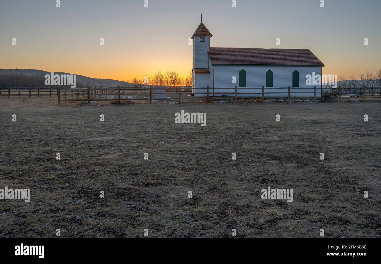 Alba sulla Chiesa di McDougall sulla Stoney Nakoda Nation a Morley, Alberta, Canada Foto Stock