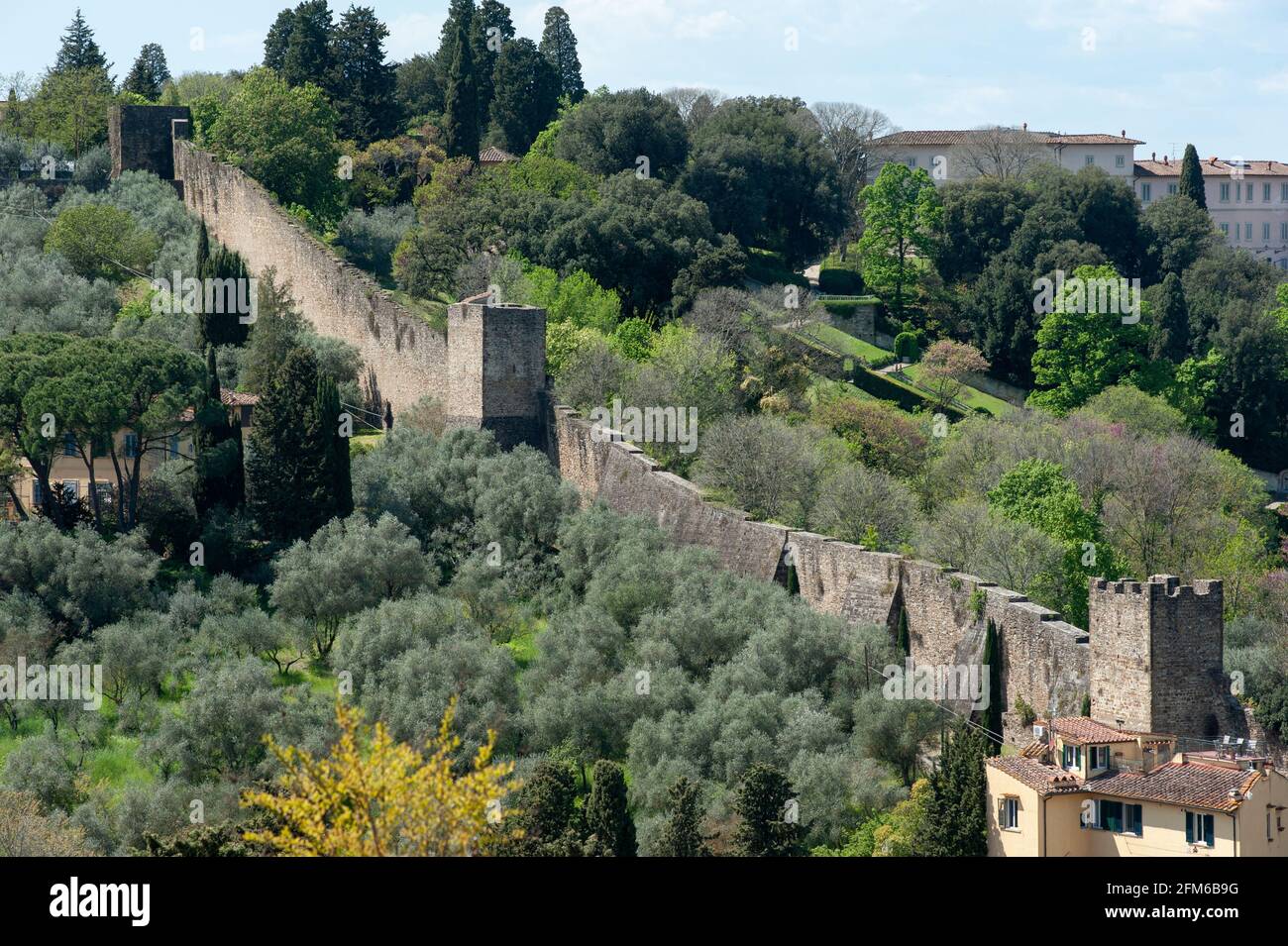 Le antiche mura cittadine di Firenze, nei pressi di Forte Belvedere. Foto Stock