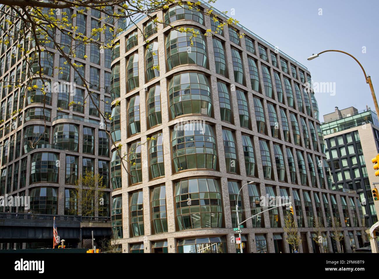 New York, NY, USA - 5 maggio 2021: Lantern House condomini a 10th Ave e 18th Street adiacente alla High Line Foto Stock