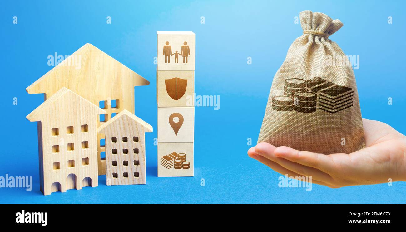 Borsa di denaro, edifici residenziali e blocchi con gli attributi della vita. Criteri per la scelta di un luogo di residenza. Sicurezza, infrastruttura di localizzazione, a. Foto Stock