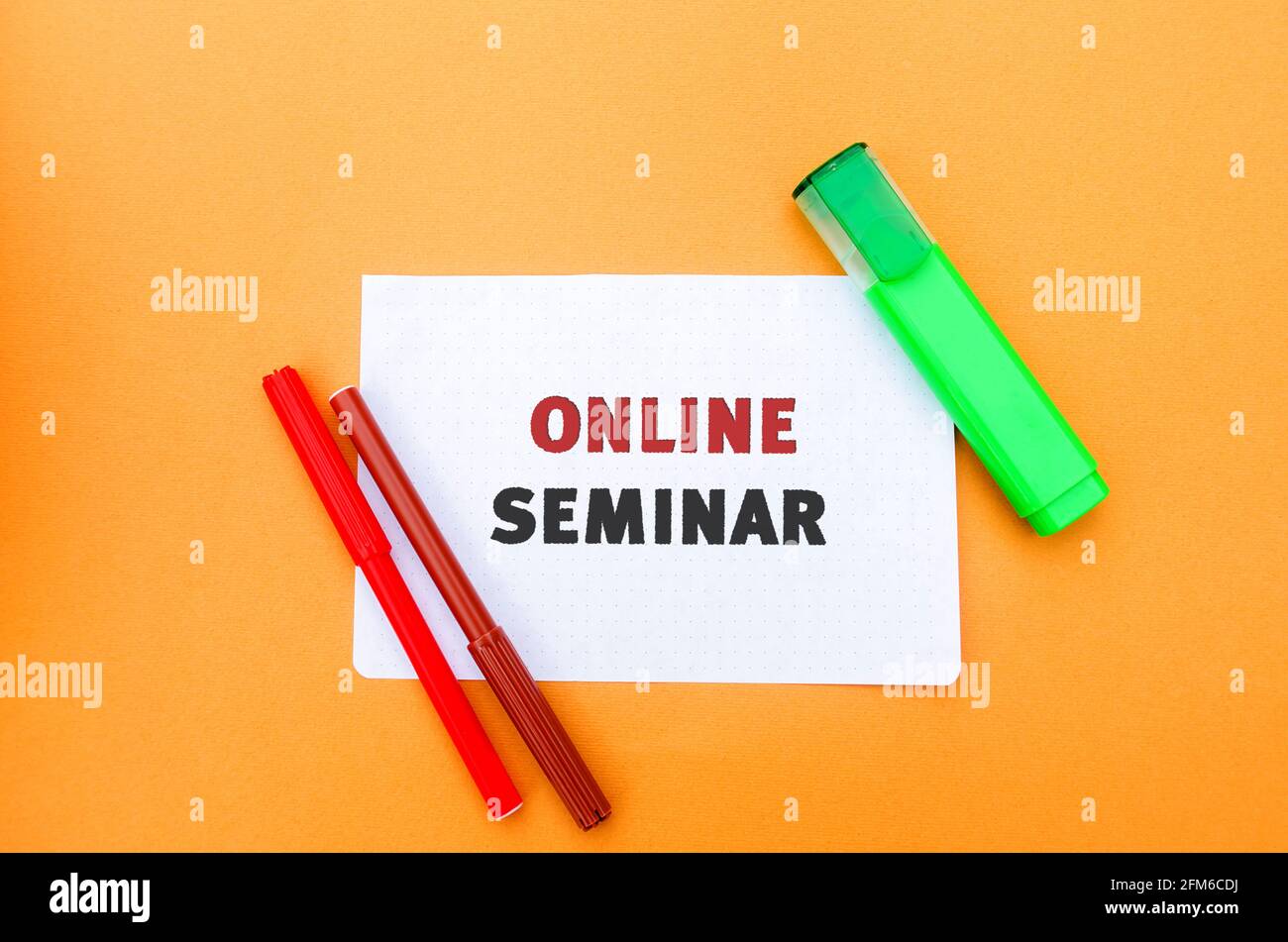 Una nota con l'iscrizione Seminario online. Un tipo di conferenza Web, che tiene riunioni o presentazioni online su Internet. Webcast e Web Foto Stock