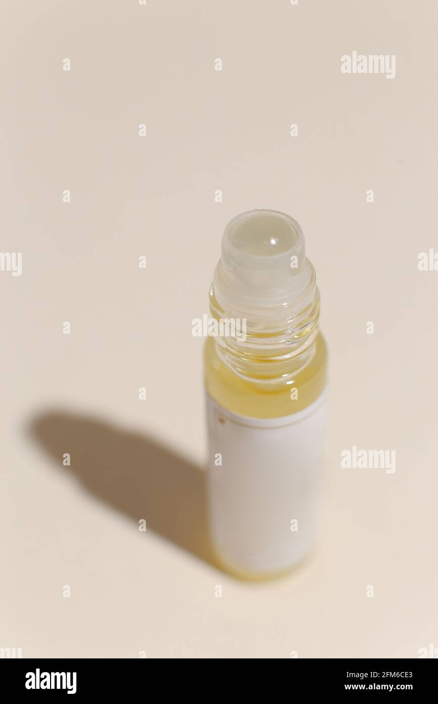 bottiglia di profumo su sfondo moderno neutro Foto Stock
