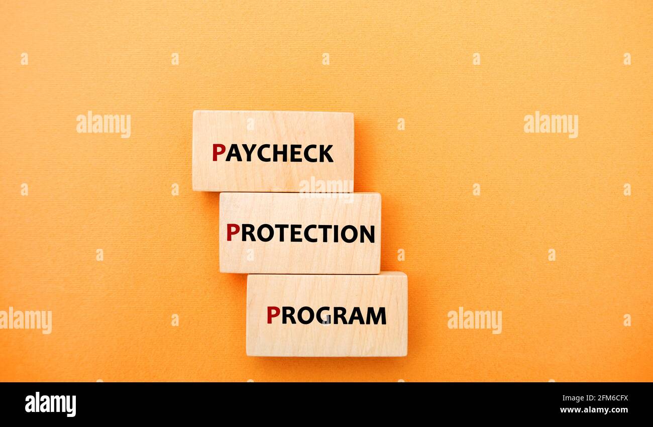 Blocchi di legno con parole Paycheck Protection Program. Prestito che aiuta le aziende a mantenere la forza lavoro occupata durante la crisi COVID-19. Business An Foto Stock