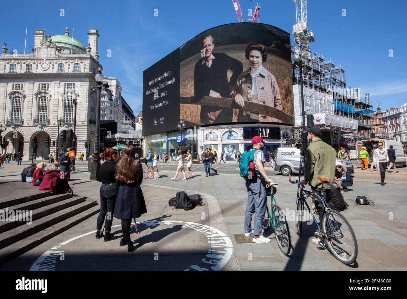 La gente si ferma a guardare il famoso schermo pubblicitario a Piccadilly Circus come ha mostrato un tributo per il principe Filippo, il giorno del suo funerale, Regno Unito Foto Stock