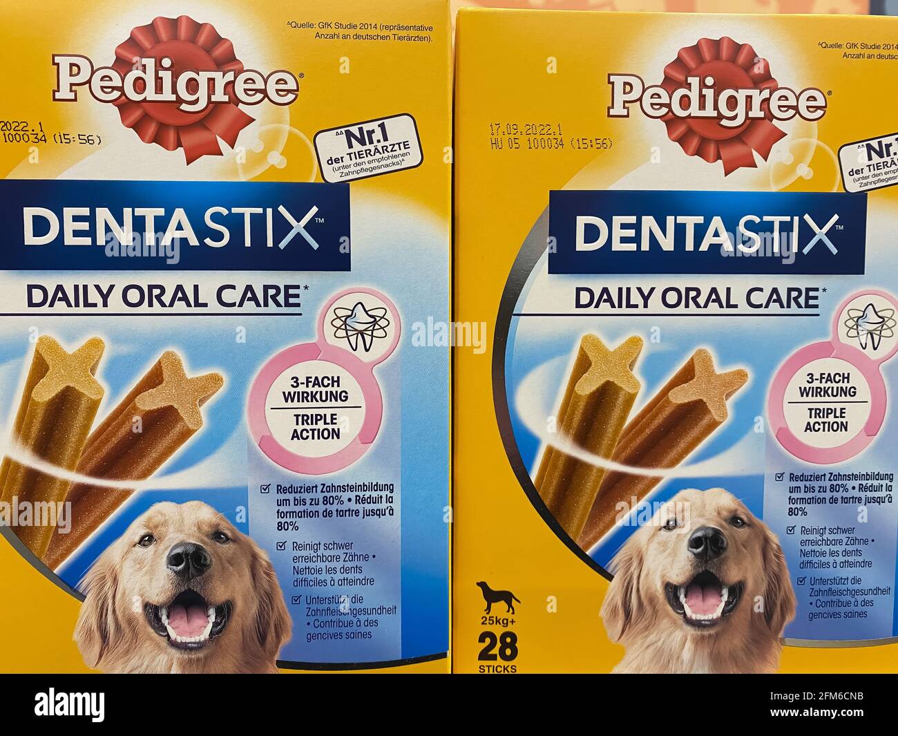 Viersen, Germania - 6 maggio. 2021: Closeup di scatole con logo scritta pedigree cane dentastix in scaffale del supermercato tedesco Foto Stock