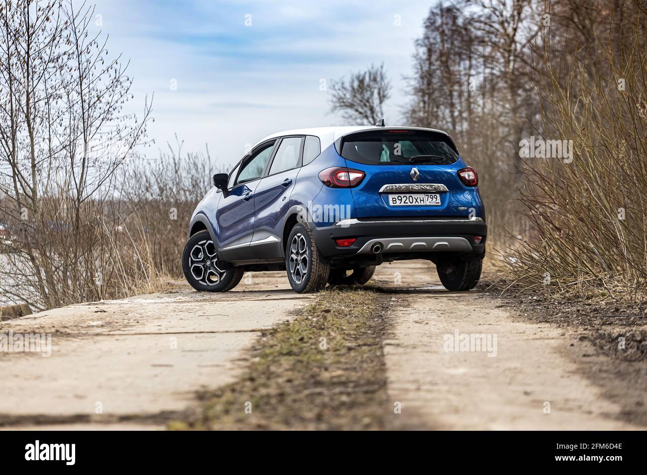 Mosca, Russia - 11 aprile 2021: Renault Kaptur blu con tetto grigio. Il crossover compatto a due tonalità è parcheggiato sulla strada vicino al fiume. Vista posteriore Foto Stock