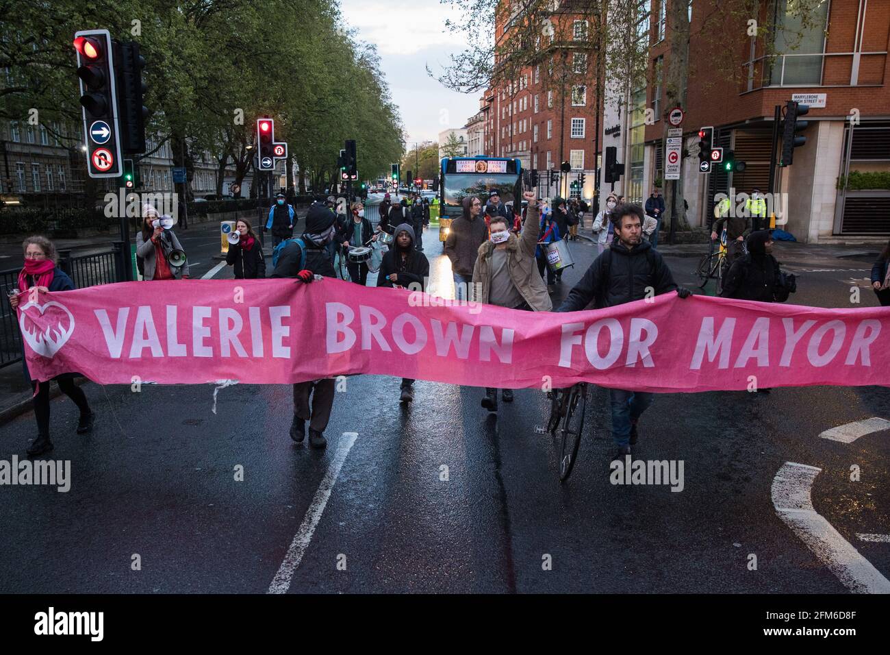 Londra, Regno Unito. 5 maggio 2021. Attivisti di gruppi tra cui Kill the Bill e United for Black Lives (UBL) prendono parte a una marcia sull'autostrada organizzata da Burning Pink in coincidenza con la vigilia delle elezioni mayoral di Londra. Burning Pink è un partito politico radicale che si batte per un'azione rapida per combattere l'emergenza climatica attraverso la creazione di assemblee di cittadini e il suo candidato Valerie Brown è in carica per il sindaco di Londra. Gli attivisti marciarono dalla chiesa di San Pancras fino a Westway, dove furono intercettati dalla polizia. Credit: Mark Kerrison/Alamy Live News Foto Stock