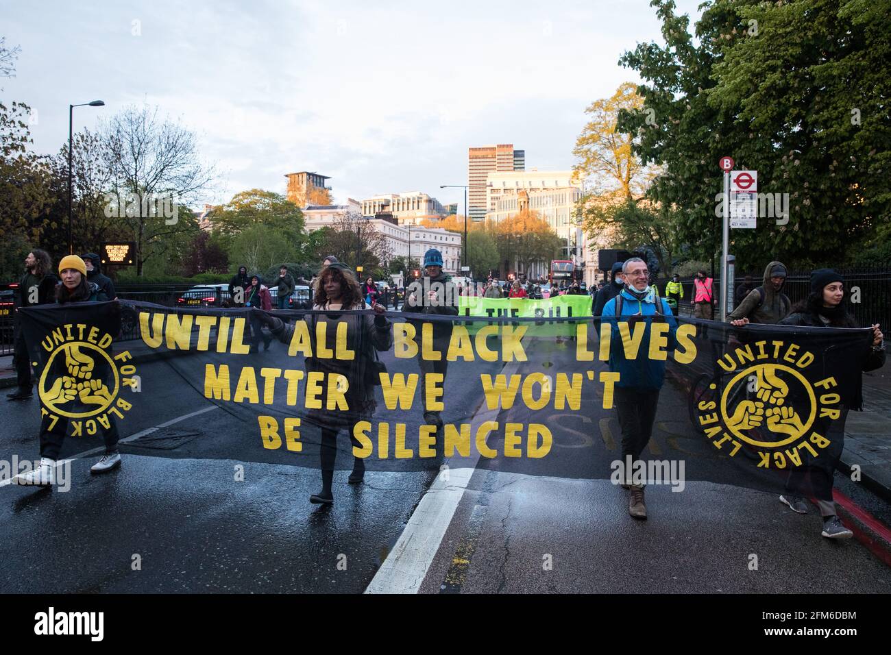 Londra, Regno Unito. 5 maggio 2021. Uniti per Black Lives (UBL) sostenitori, tra cui Burning Pink London Mayoral Candidate Valerie Brown (c), prendono parte a una marcia sull'evento Motorway organizzato da Burning Pink in coincidenza con la vigilia delle elezioni Mayoral di Londra. Burning Pink è un partito politico radicale che si batte per un'azione rapida per combattere l'emergenza climatica attraverso la creazione di assemblee di cittadini. Gli attivisti marciarono dalla chiesa di San Pancras fino a Westway, dove furono intercettati dalla polizia. Credit: Mark Kerrison/Alamy Live News Foto Stock