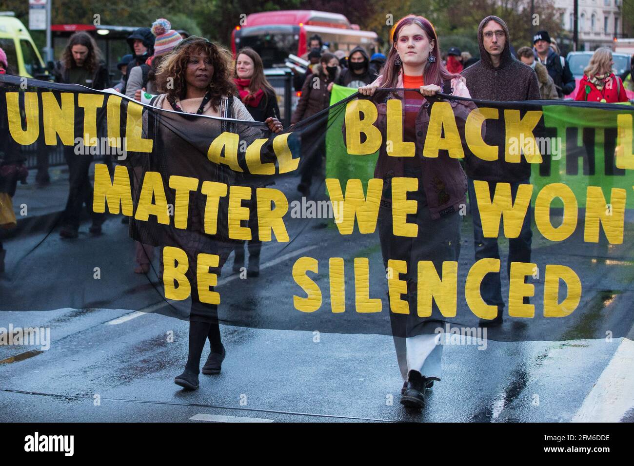 Londra, Regno Unito. 5 maggio 2021. Uniti per Black Lives (UBL) sostenitori, tra cui Burning Pink London Mayoral Candidate Valerie Brown (c), prendono parte a una marcia sull'evento Motorway organizzato da Burning Pink in coincidenza con la vigilia delle elezioni Mayoral di Londra. Burning Pink è un partito politico radicale che si batte per un'azione rapida per combattere l'emergenza climatica attraverso la creazione di assemblee di cittadini. Gli attivisti hanno marciato da un raduno nella chiesa di San Pancras a Westway, dove sono stati intercettati dalla polizia. Credit: Mark Kerrison/Alamy Live News Foto Stock