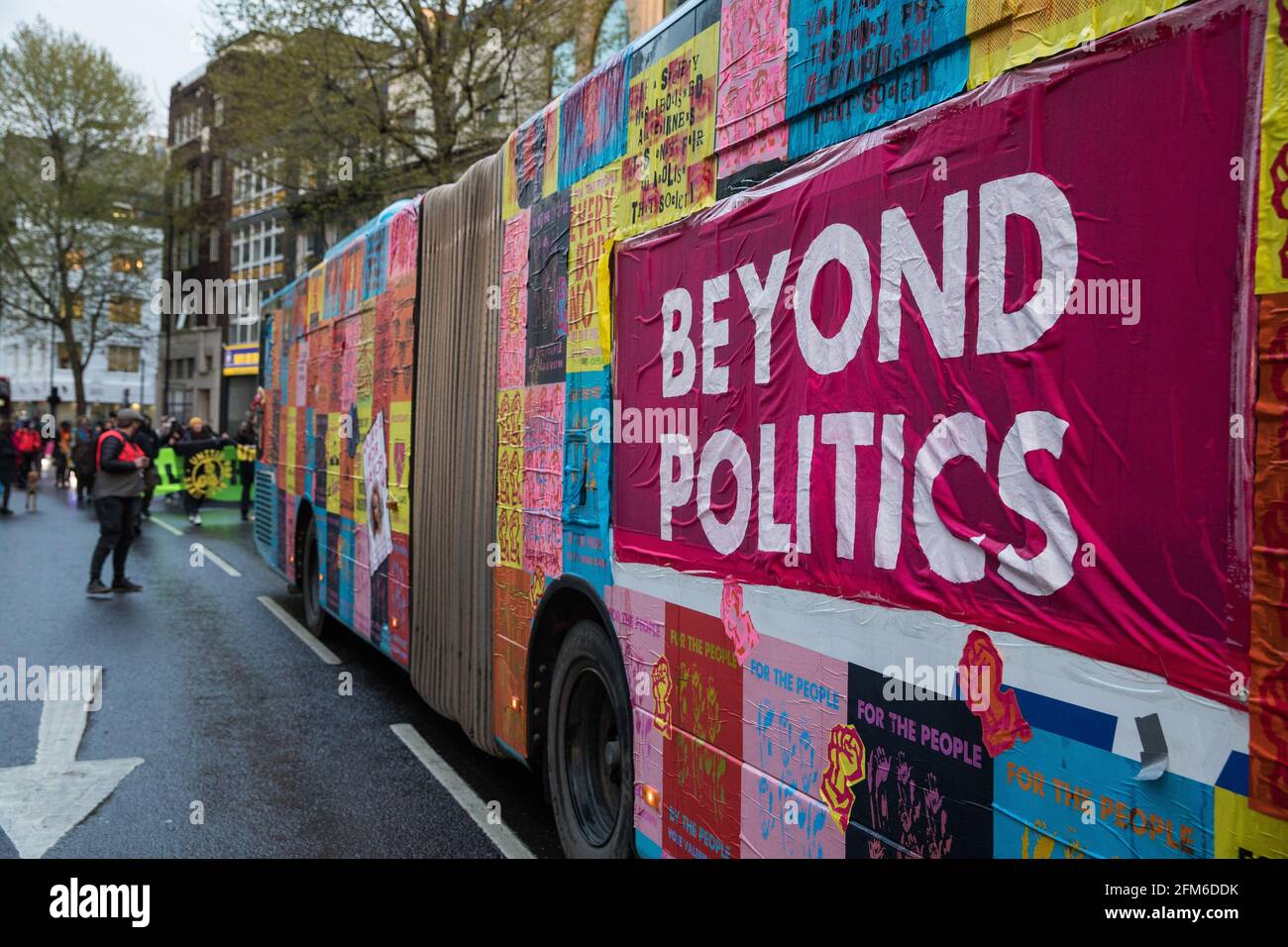 Londra, Regno Unito. 5 maggio 2021. Attivisti di gruppi tra cui Kill the Bill e United for Black Lives (UBL) prendono parte a una marcia sull'autostrada organizzata da Burning Pink in coincidenza con la vigilia delle elezioni mayoral di Londra. Burning Pink è un partito politico radicale che si batte per un'azione rapida per combattere l'emergenza climatica attraverso la creazione di assemblee di cittadini e il suo candidato Valerie Brown è in carica per il sindaco di Londra. Gli attivisti hanno marciato da un raduno nella chiesa di St Pancras a Westway, dove sono stati intercettati dalla polizia.Credit: Mark Kerrison/Alamy Live News Foto Stock