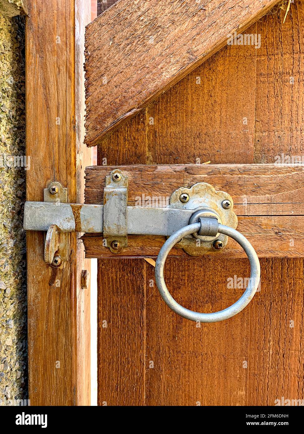 Cancello da giardino in legno con chiusura ad anello in metallo galvanizzato Foto Stock