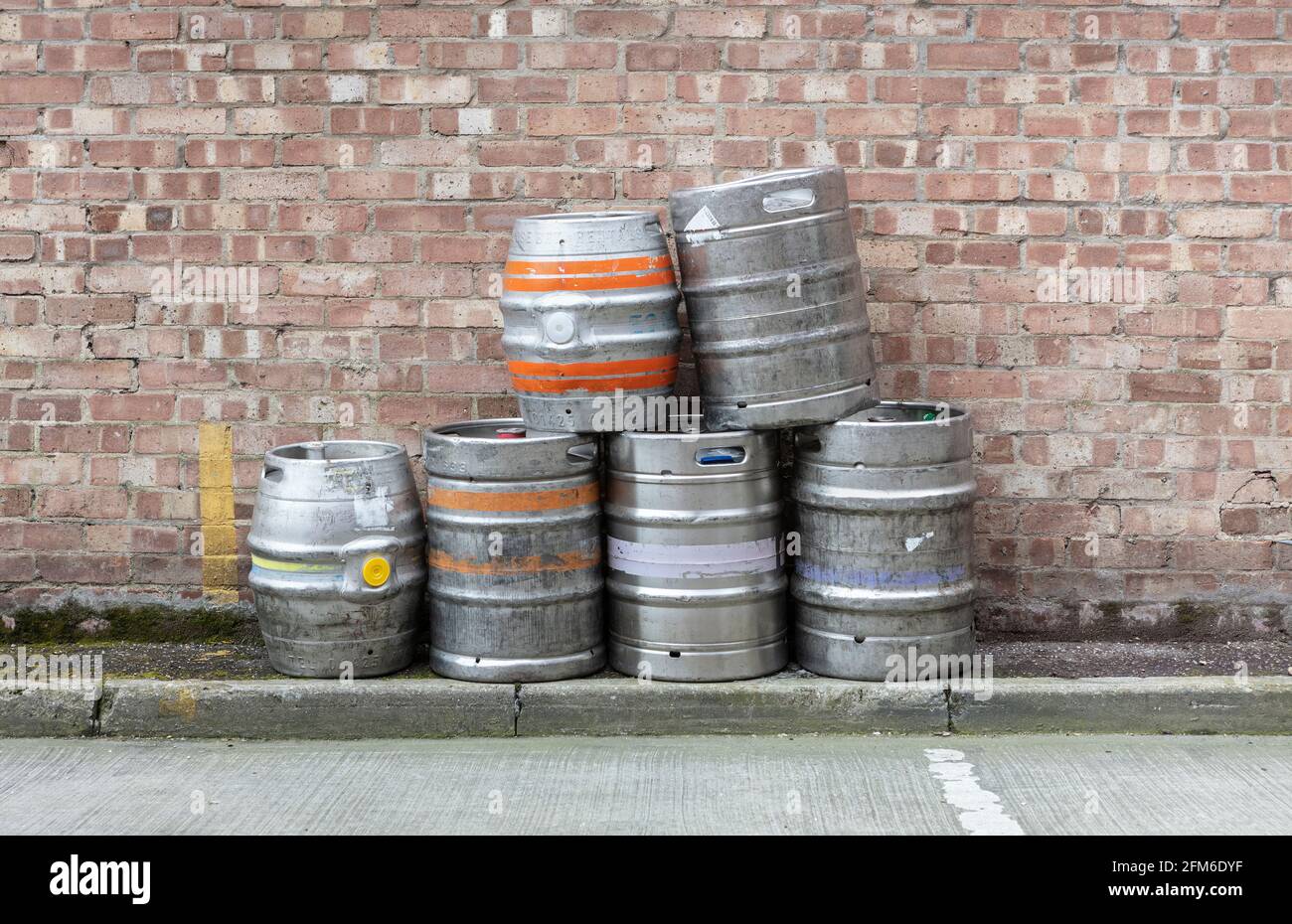 Una pila di birra o di ale o barili di lager o. Barili Foto Stock